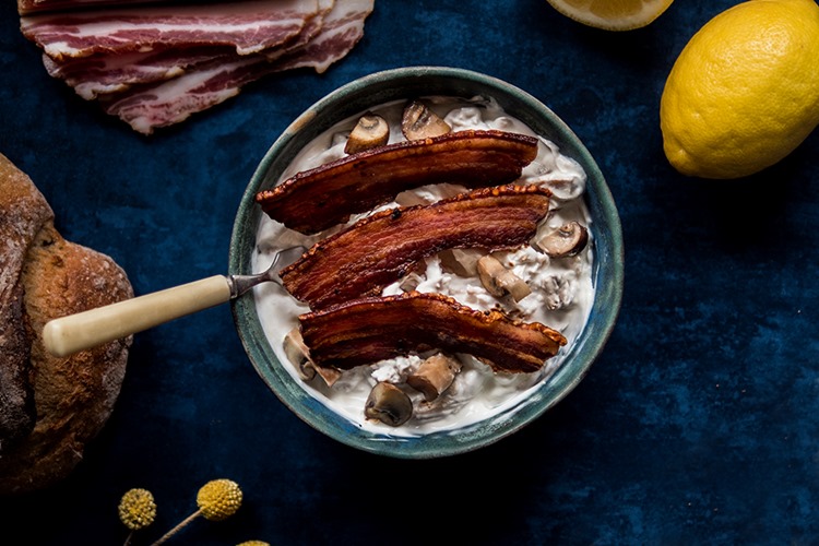 HØNSESALAT MED SPRØDSTEGT GOURMET BACON