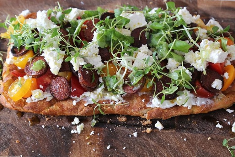 FOCACCIA MED GRØNT OG STEGT CHORIZO